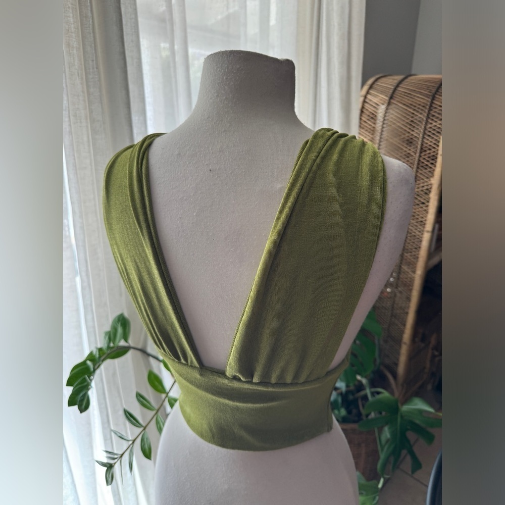 Green v‎ neck crop vacation top - Picture 4 of 4